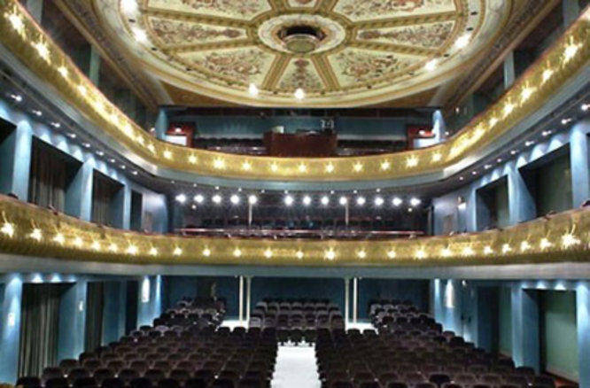 Engestur i Badalona Cultura signen un conveni per oferir aparcament gratuït a les persones usuàries dels teatres municipals