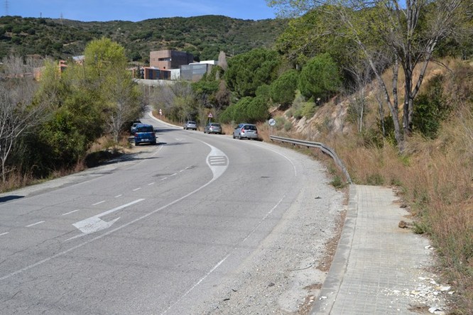 Tall del sentit baixada de la carretera de Can Ruti en el tram que dona accés al tanatori, comprès entre l’aparcament nord de l’Hospital Germans Trias i Pujol i la Residencia de disminuïts