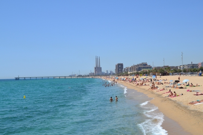 Aquest dissabte s’inicia la temporada de bany a les platges de Badalona