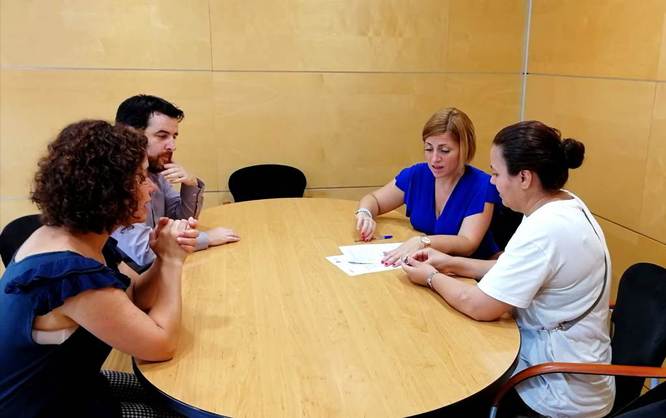 Entregats tres pisos de lloguer social a famílies que estaven en la llista d’espera de la Mesa d’Emergència Habitacional