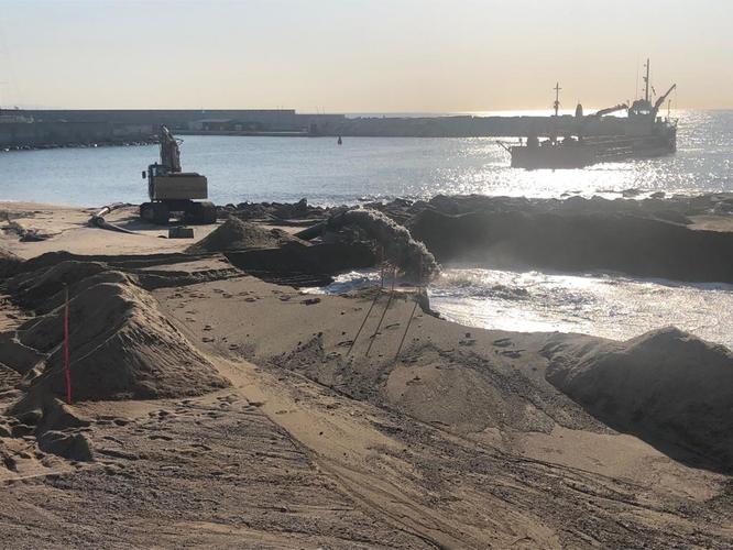 Aquesta setmana finalitzen els treballs de dragat de les sorres que han de regenerar la platja de la Marina del Port de Badalona