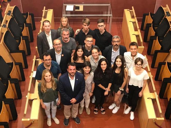 Els 14 alumnes que han obtingut notes d’excel·lència a les PAU del curs passat reben un homenatge de la ciutat pel seu esforç