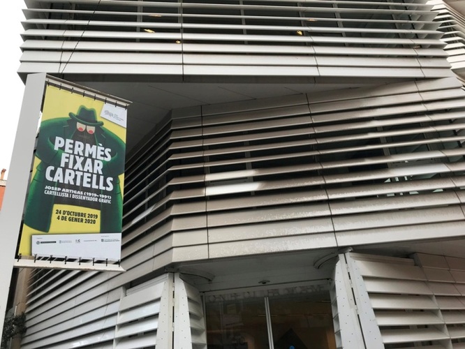 La Sala Josep Uclés, del Centre Cultural El Carme, acull des de demà dijous l’exposició “Permès fixar cartells. Josep Artigas (1919-1991), cartellista i dissenyador gràfic”