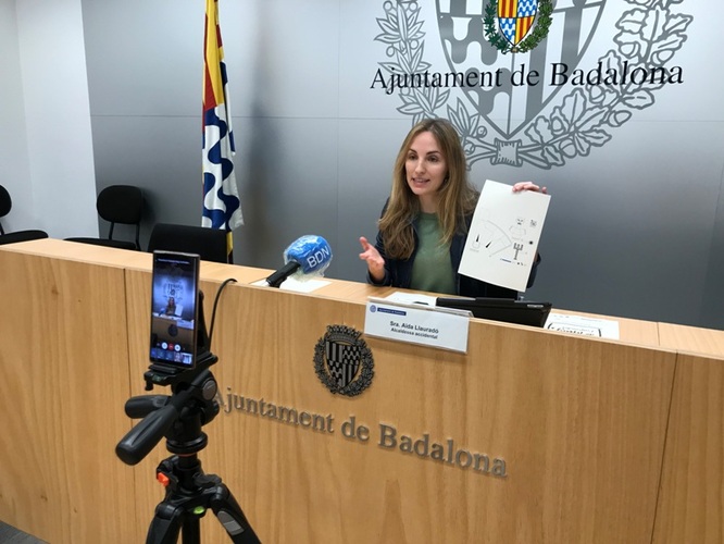 Presentat el Dimoni en forma de retallable i el mocador de les Festes de Maig de Badalona que tothom es podrà fer a casa