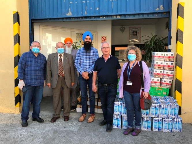 La comunitat sikh de Badalona lliura un lot d’aliments a l’Associació Social Amics del Gorg-Mar per distribuir-los entre famílies de la ciutat que són ateses pels Serveis Socials de l’Ajuntament