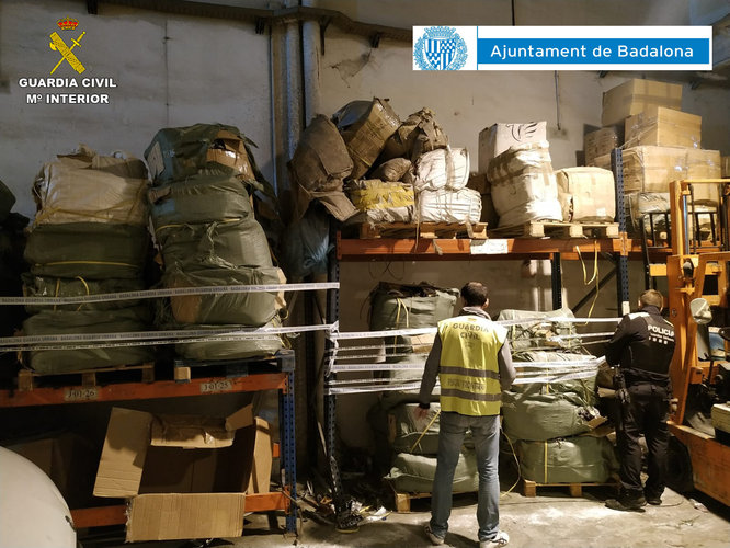Un operatiu conjunt de la Guàrdia Urbana de Badalona i la Guàrdia Civil comissa la partida més gran de mercaderies falsificades d'aquest any a Catalunya per valor de més d'1,3 milions d'euros