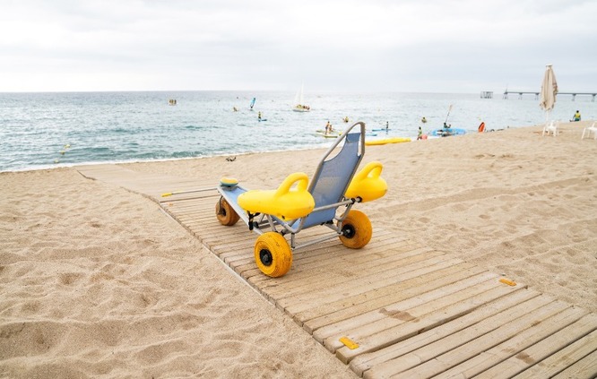 La platja de l’Estació de Badalona disposa del Servei d’acompanyament al bany per a persones amb diversitat funcional
