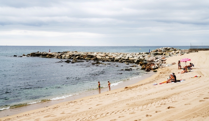 La platja de la Marina de Badalona romandrà tancada durant les nits
