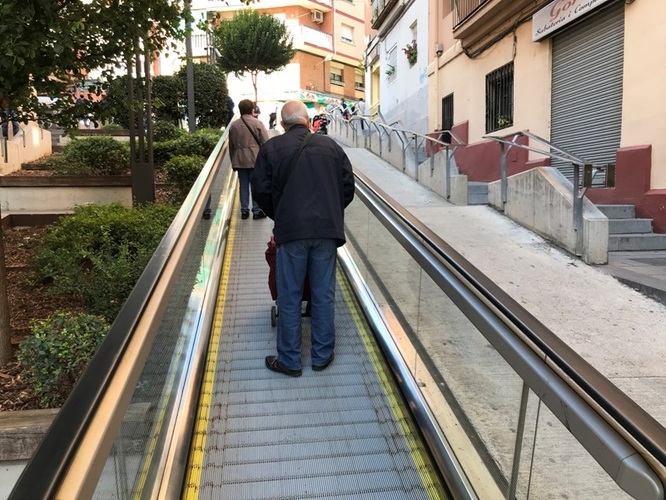 Les rampes mecàniques del carrer de Cuba del barri de Sant Crist de Badalona tornen a funcionar