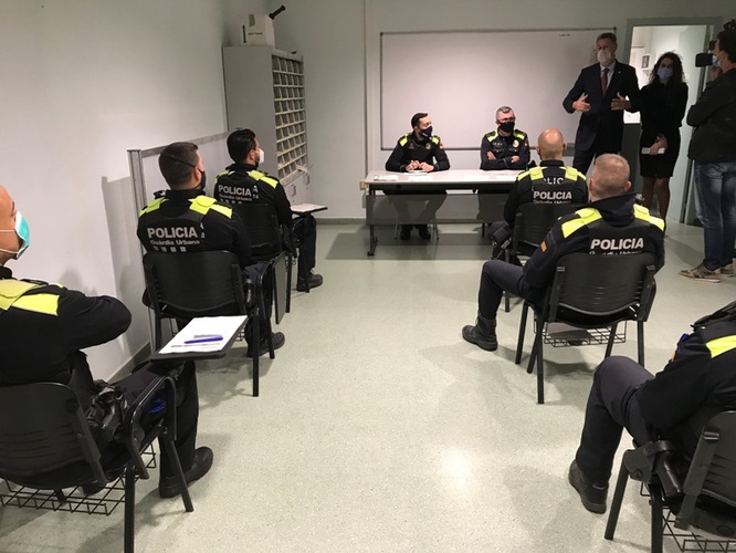 L’alcalde de Badalona participa en la preparació de les patrulles de la Guàrdia Urbana que reforcen el torn de nit per fer complir el confinament nocturn a la ciutat