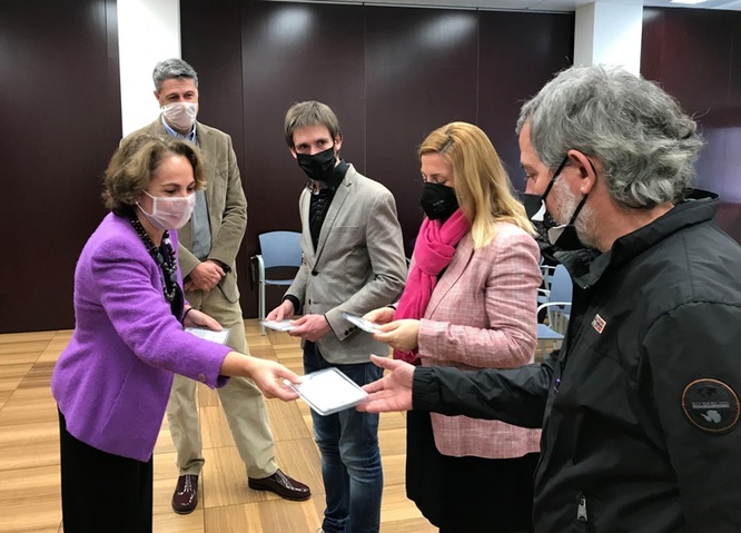 Els regidors i regidores reben mascaretes semitransparents homologades que fabrica una empresa de Badalona