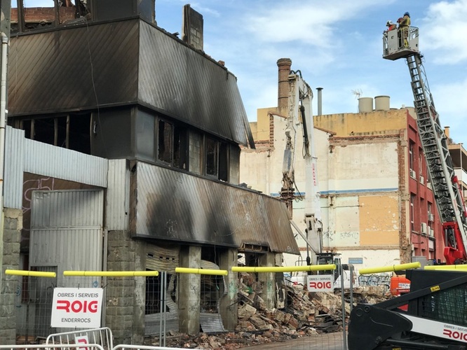 Localitzada una quarta víctima mortal sota les runes de la nau incendiada al carrer de Guifré
