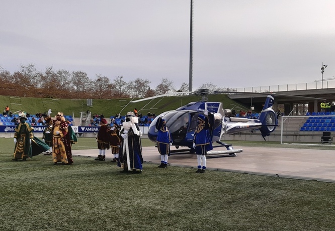 Els Reis d’Orient ja han arribat en helicòpter a l’Estadi Municipal de Badalona