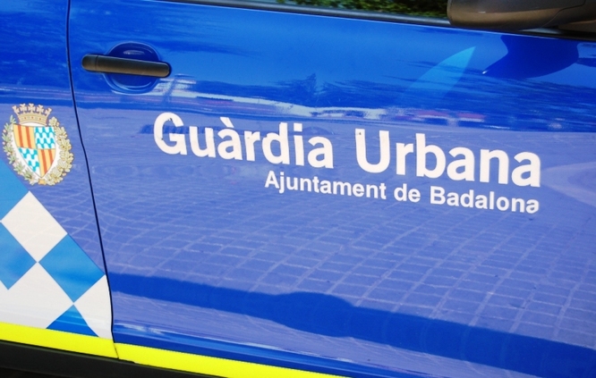 Quatre agents de la Guàrdia Urbana han estat brutalment agredits aquesta tarda quan han descobert un pis amb la llum punxada on hi havia una plantació de marihuana
