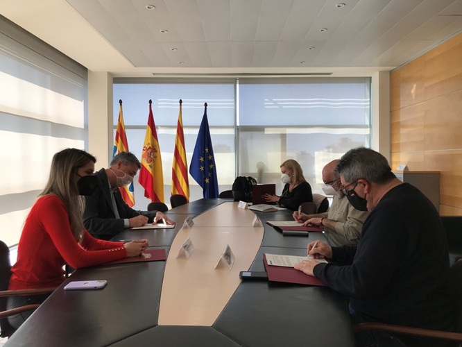 L’Ajuntament, els sindicats CCOO i UGT i la FAVB recuperen el diàleg social i signen un acord per a la contractació de 39 agents cívics