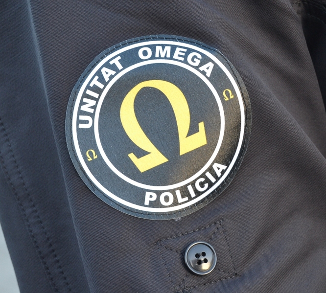 La Unitat Omega de la Guàrdia Urbana de Badalona ha detingut aquest diumenge dos individus que estaven intentant obrir diversos vehicles per robar al seu interior