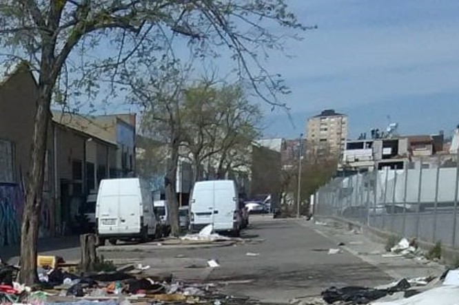 El carrer de les Cosidores del barri de la Mora deixarà de ser un espai degradat i ple d’escombraries
