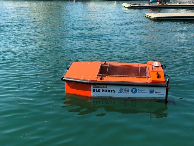 El port de Badalona inicia un nou sistema de recollida de residus amb drons aquàtics