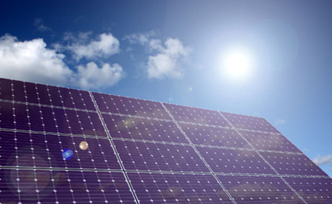 L’Ajuntament instal·la durant aquest estiu una planta fotovoltaica a la coberta de l’escola Lola Anglada de Badalona
