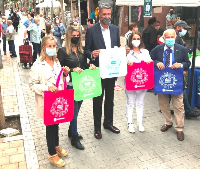 L’Ajuntament reparteix més de 25.000 bosses als mercats, els encants i als comerços per incentivar les compres a Badalona