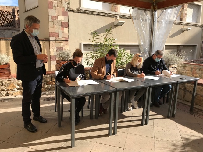 Ajuntament, restauradors i entitats veïnals han signat un acord que fixa els nous horaris de funcionament de les terrasses dels bars i restaurants de Badalona durant l’any 2022