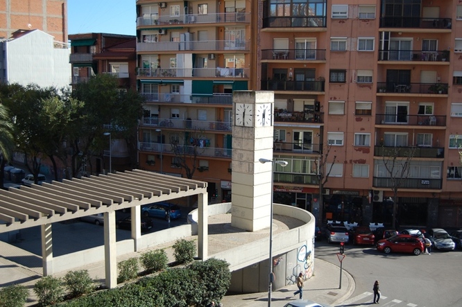 El Govern municipal proposa fer una modificació urbanística perquè locals comercials tancats des de fa anys puguin convertir-se en habitatges socials