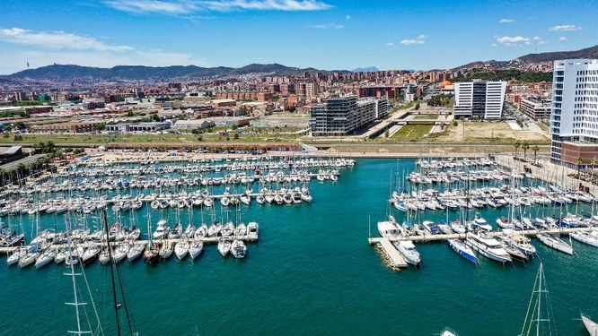 L’alcalde Rubén Guijarro exposa als promotors l’inici imminent de la construcció dels primers 250 metres del canal del Gorg de Badalona