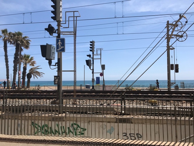 El primer tinent d’alcaldia, Àlex Montornès, demana la retirada de les vies del tren de la primera línia de la costa i la implementació de mesures a llarg termini per protegir el litoral badaloní