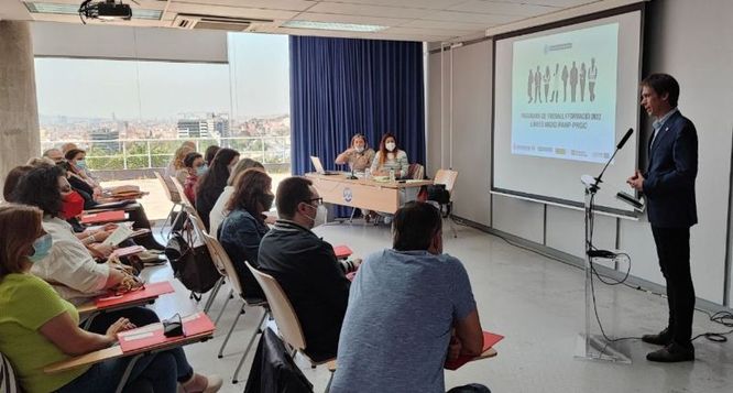 El primer tinent d’alcaldia, Àlex Montornès, ha donat la benvinguda a les 105 noves persones contractades a través dels Plans d'Ocupació Treball i Formació de l’Ajuntament de Badalona