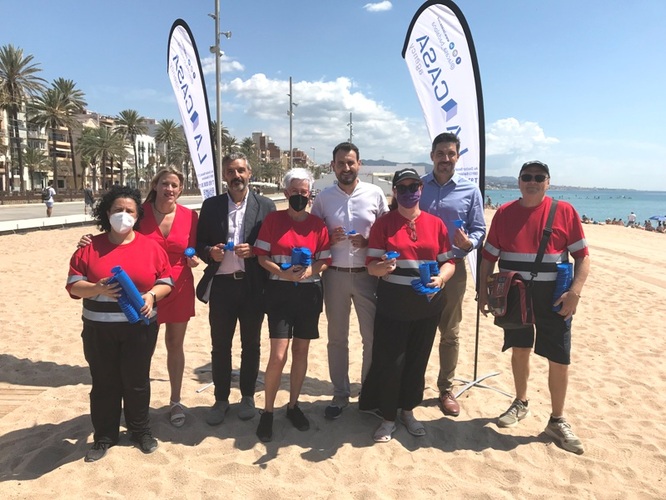 L’Ajuntament de Badalona reparteix 5.000 cendrers individuals de platja