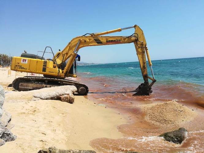 Comencen els treballs per retirar les restes de runes perilloses de les platges del Pont d’en Botifarreta i del Cristall