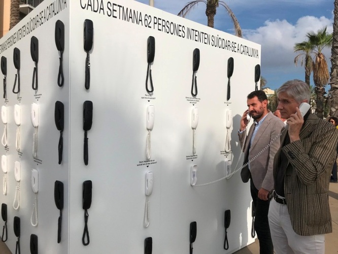 Salut presenta a Badalona una experiència immersiva per donar a conèixer el telèfon d'atenció a la conducta suïcida