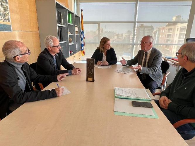 L’Ajuntament de Badalona homenatja a les persones donants de sang del municipi amb un monument al Jardí de Ca l’Amigó