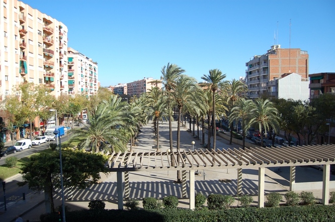 La plaça de Trafalgar acull la 2a Fira dels ODS on escoles i instituts públics presenten els seus treballs en relació amb els Objectius de Desenvolupament Sostenible