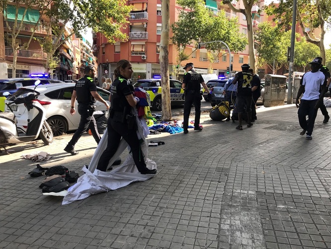 Operatiu de la Guàrdia Urbana de Badalona contra la venda ambulant il·legal