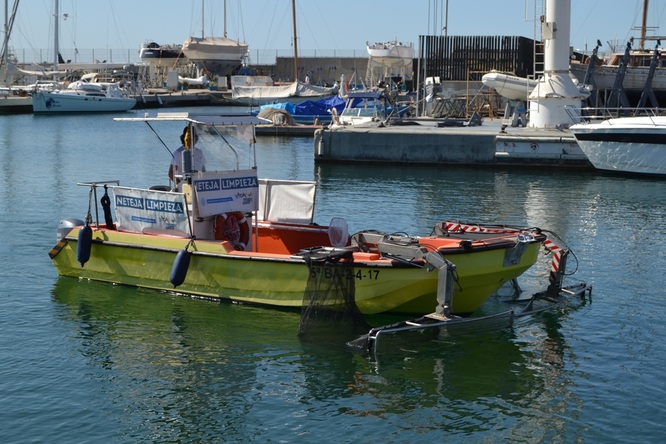 Aquest divendres s’ha posat en marxa l'embarcació de neteja de l'aigua de les platges de Badalona
