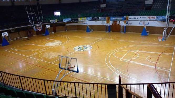 Comencen les obres d’instal·lació del nou sistema d’aigua sanitària i de boca al pavelló municipal d’Ausiàs Marc