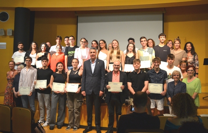 25 alumnes de centres educatius de Badalona reben el reconeixement de l’Ajuntament per haver obtingut notes d’excel·lència a les proves d’accés a la universitat